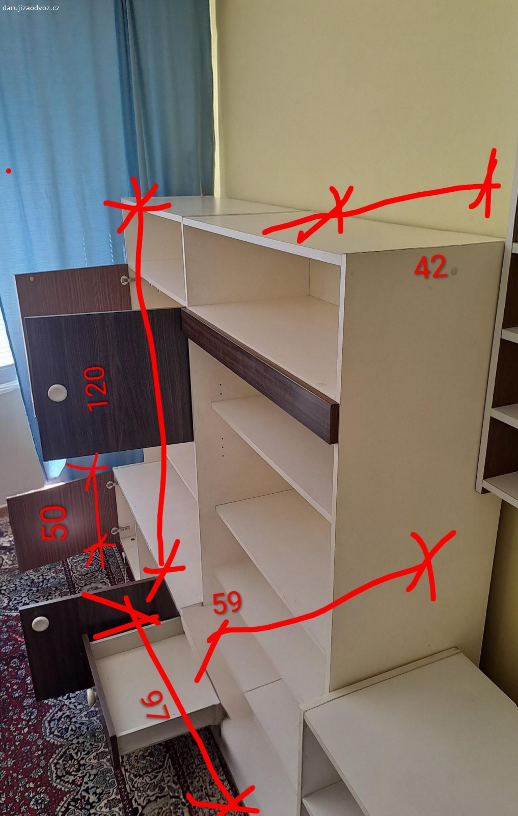 Obývací stěna. Jeví známky používání. Ale vše funguje.