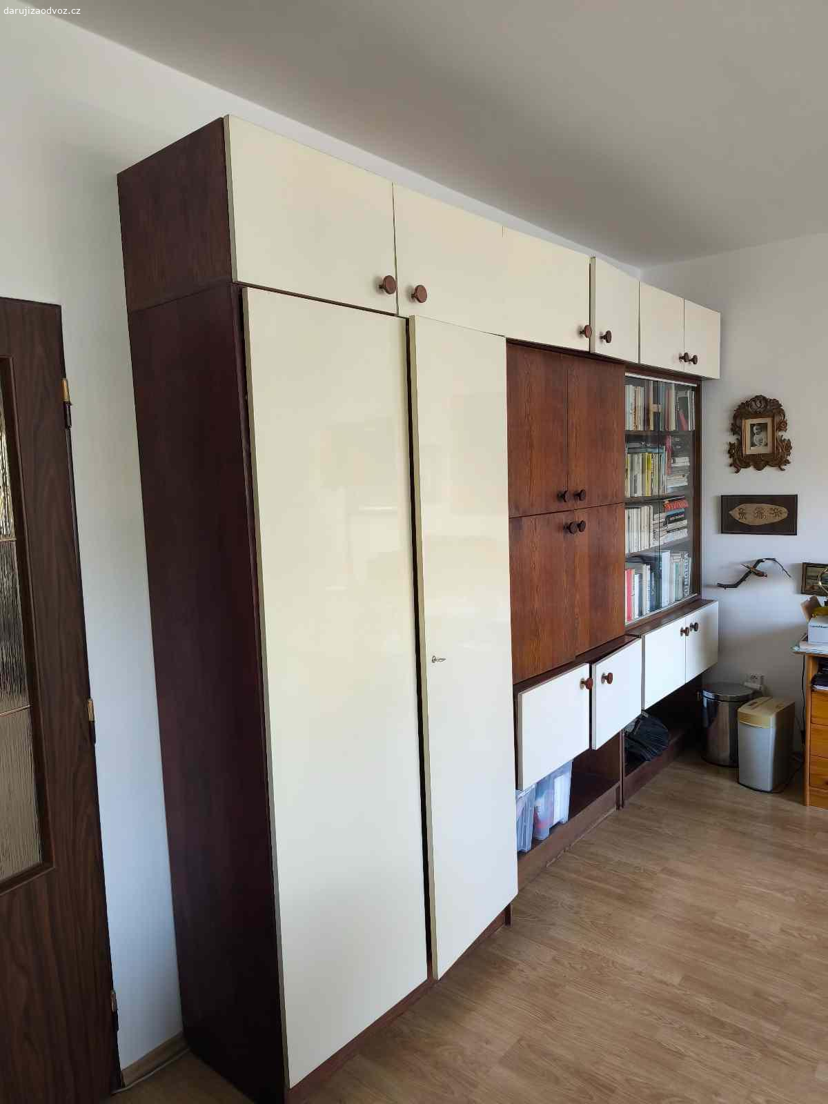 Obyvaci stena. Daruji za odvoz obyvaci stenu.