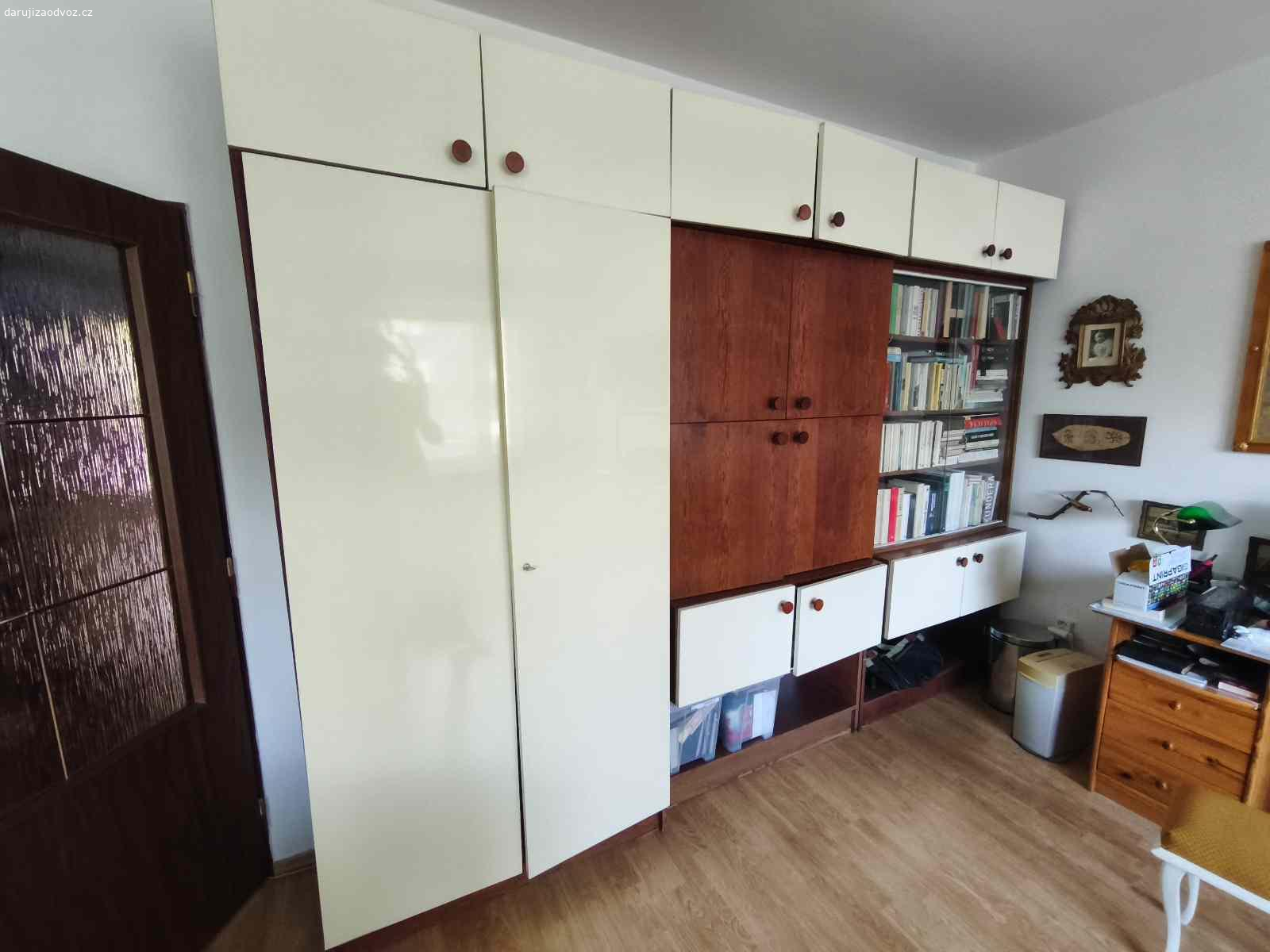 Obyvaci stena. Daruji za odvoz obyvaci stenu.