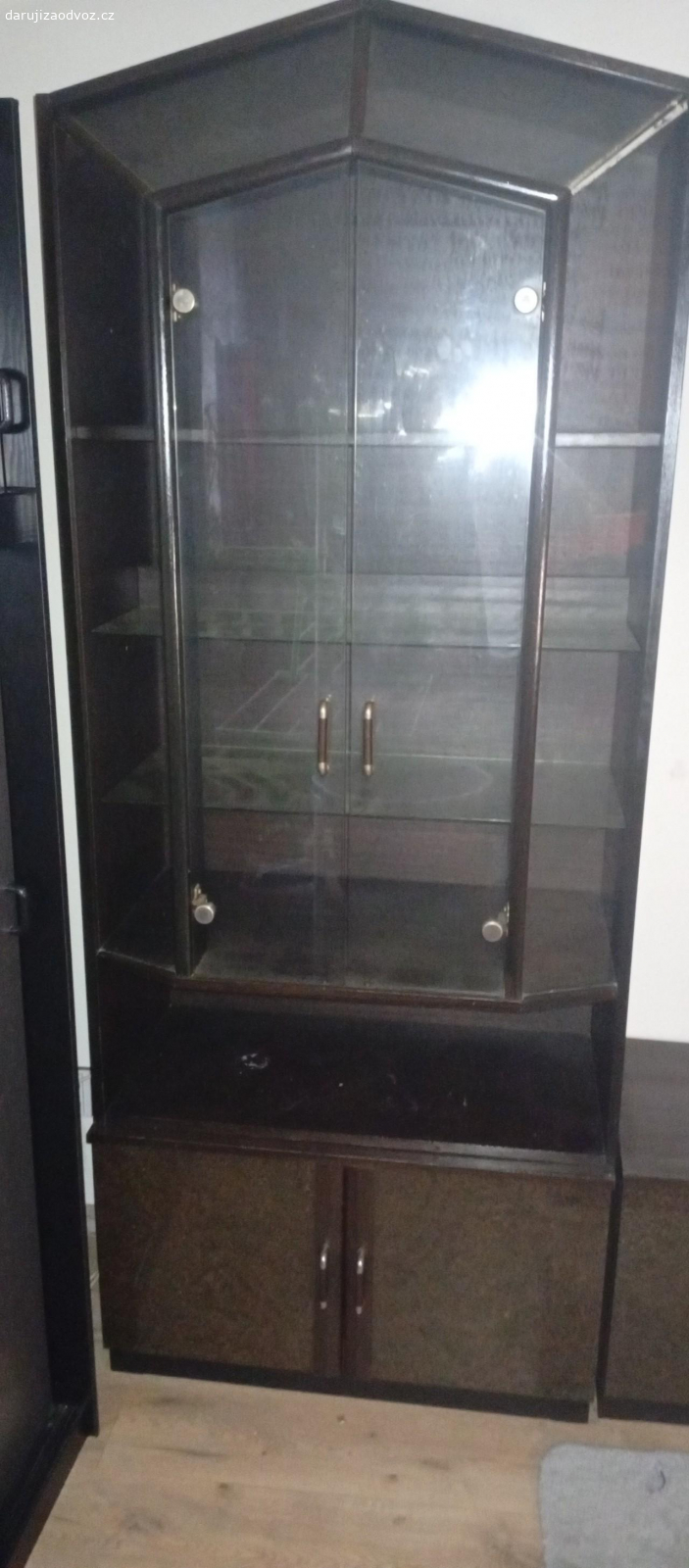 obývací stěna. daruji obývací stěnu s prosklenou vitrínou plus dvě křesla spěchá jinak likviduji