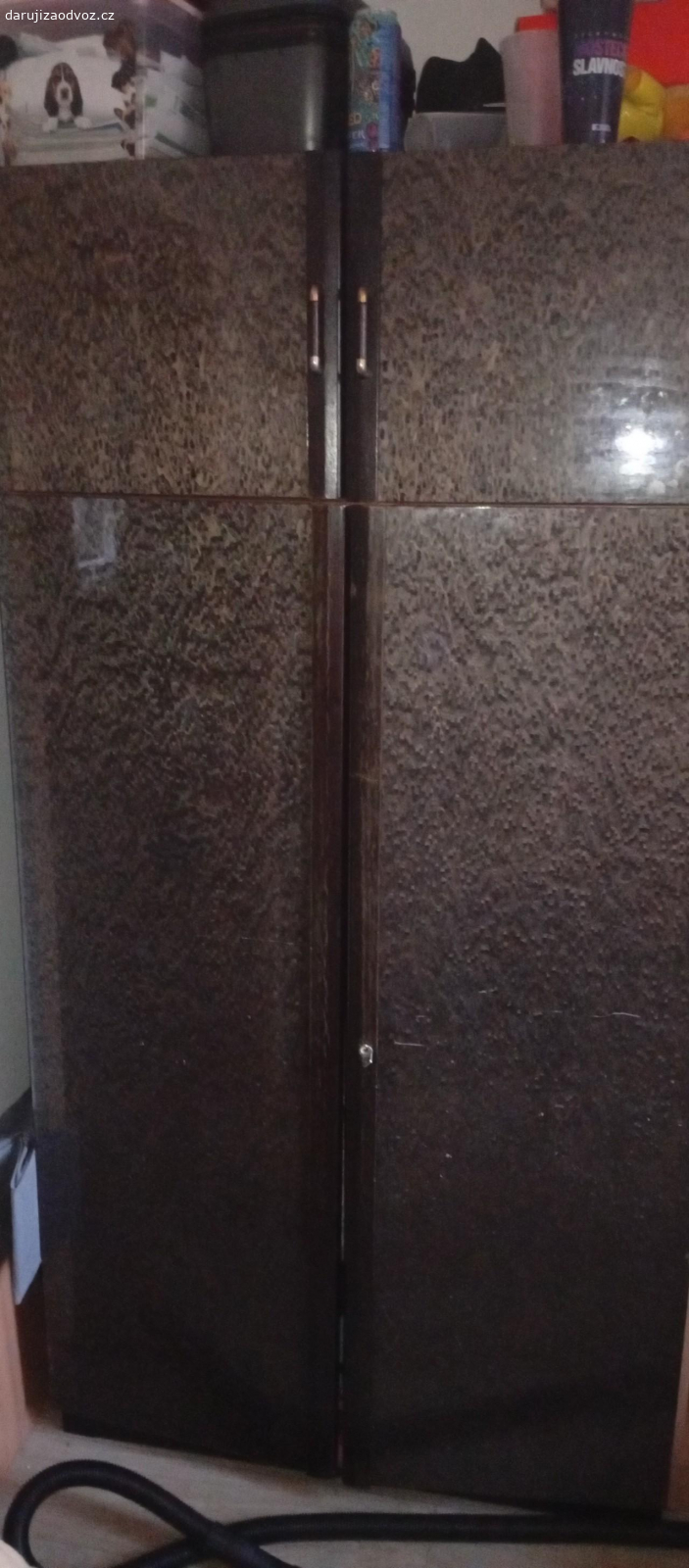 obývací stěna. daruji obývací stěnu s prosklenou vitrínou plus dvě křesla spěchá jinak likviduji