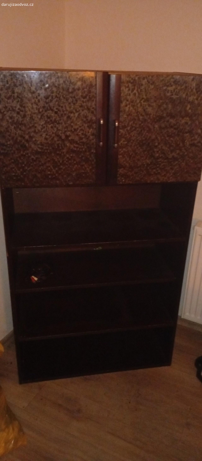 obývací stěna. daruji obývací stěnu s prosklenou vitrínou plus dvě křesla spěchá jinak likviduji