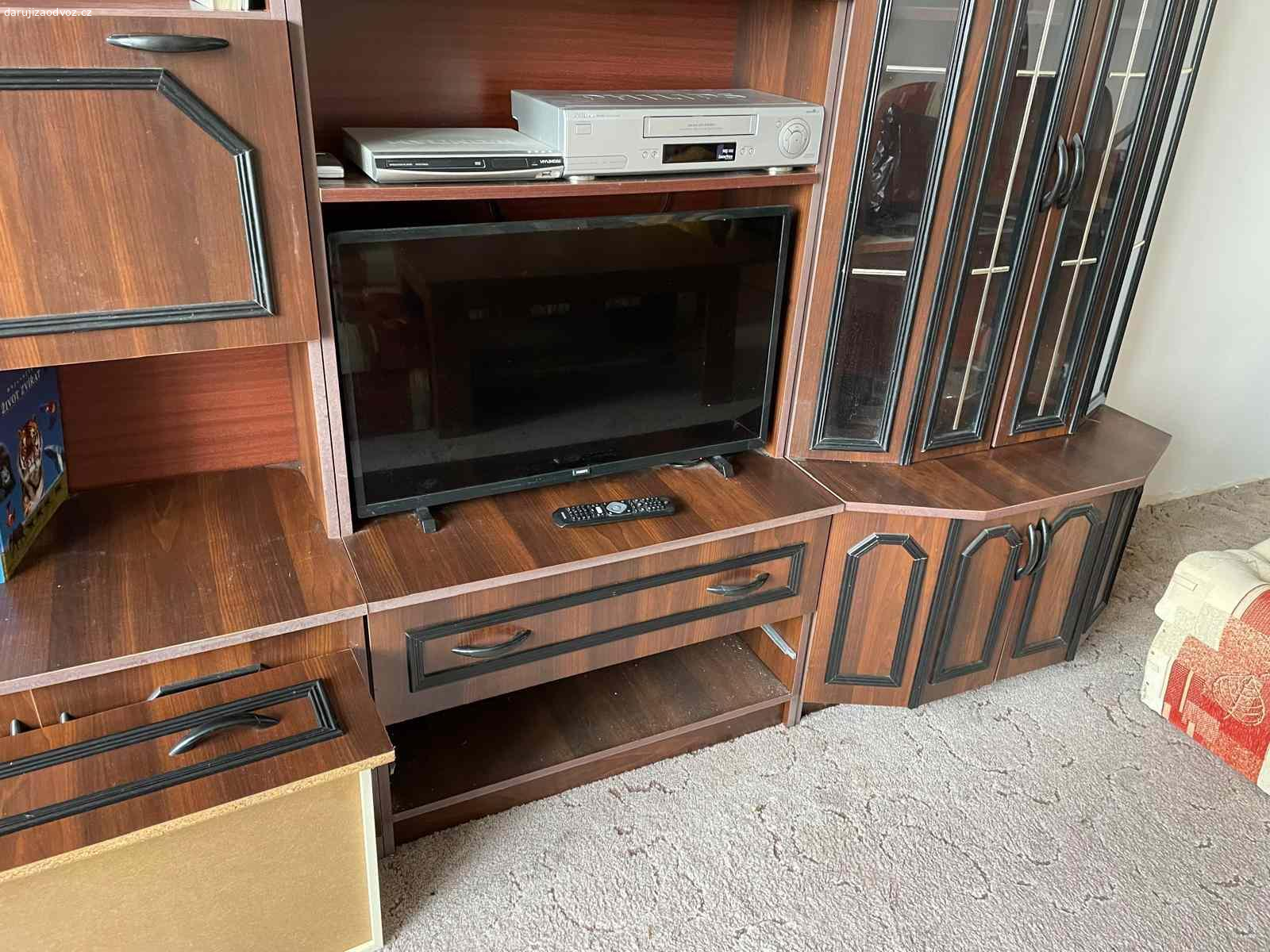 Obývací stěna. Nábytková obýváková stěna (bez přístrojů).
V bytovce - třetí patro. Nutno zajistit vlastní demontáž, snesení a odvoz.