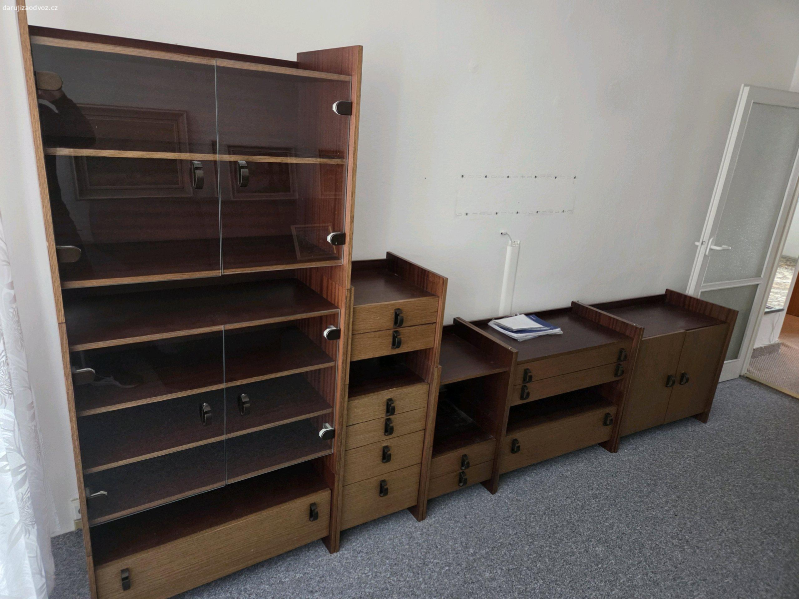 Obývací stěna. Daruji za odvoz obývací stěnu která se dá různě poskládat. Zachovalá vše funguje.