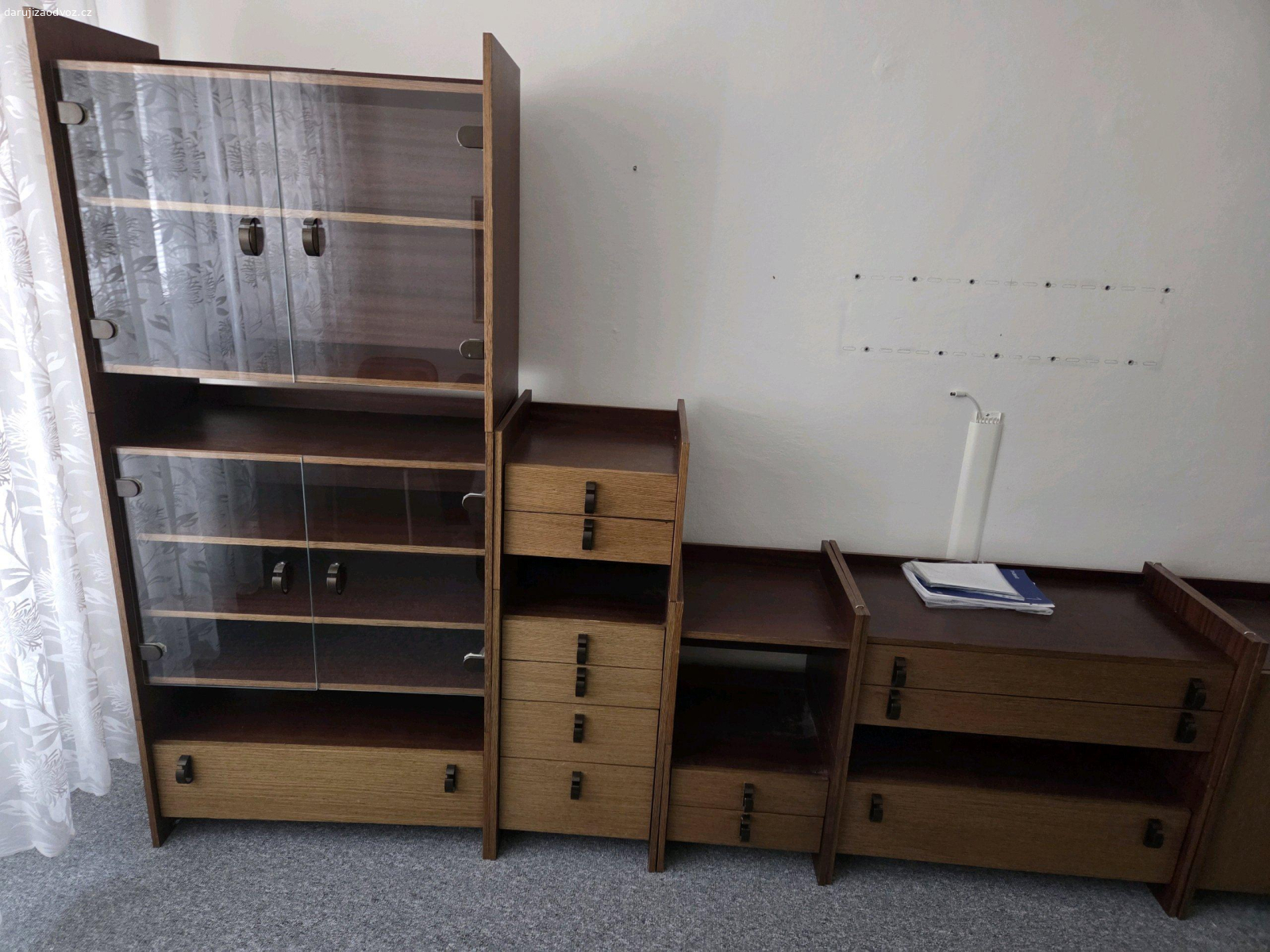 Obývací stěna. Daruji za odvoz obývací stěnu která se dá různě poskládat. Zachovalá vše funguje.