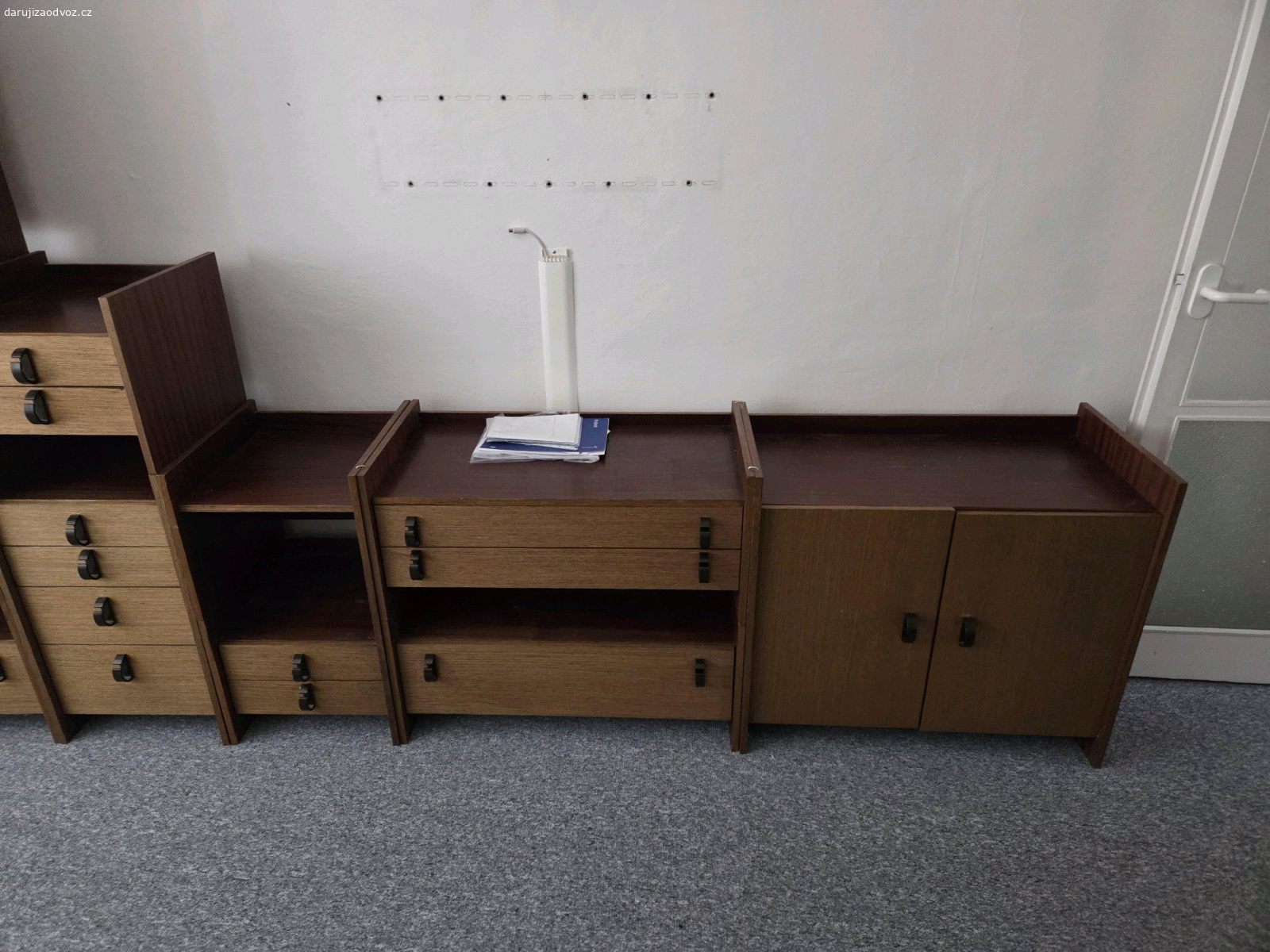 Obývací stěna. Daruji za odvoz obývací stěnu která se dá různě poskládat. Zachovalá vše funguje.