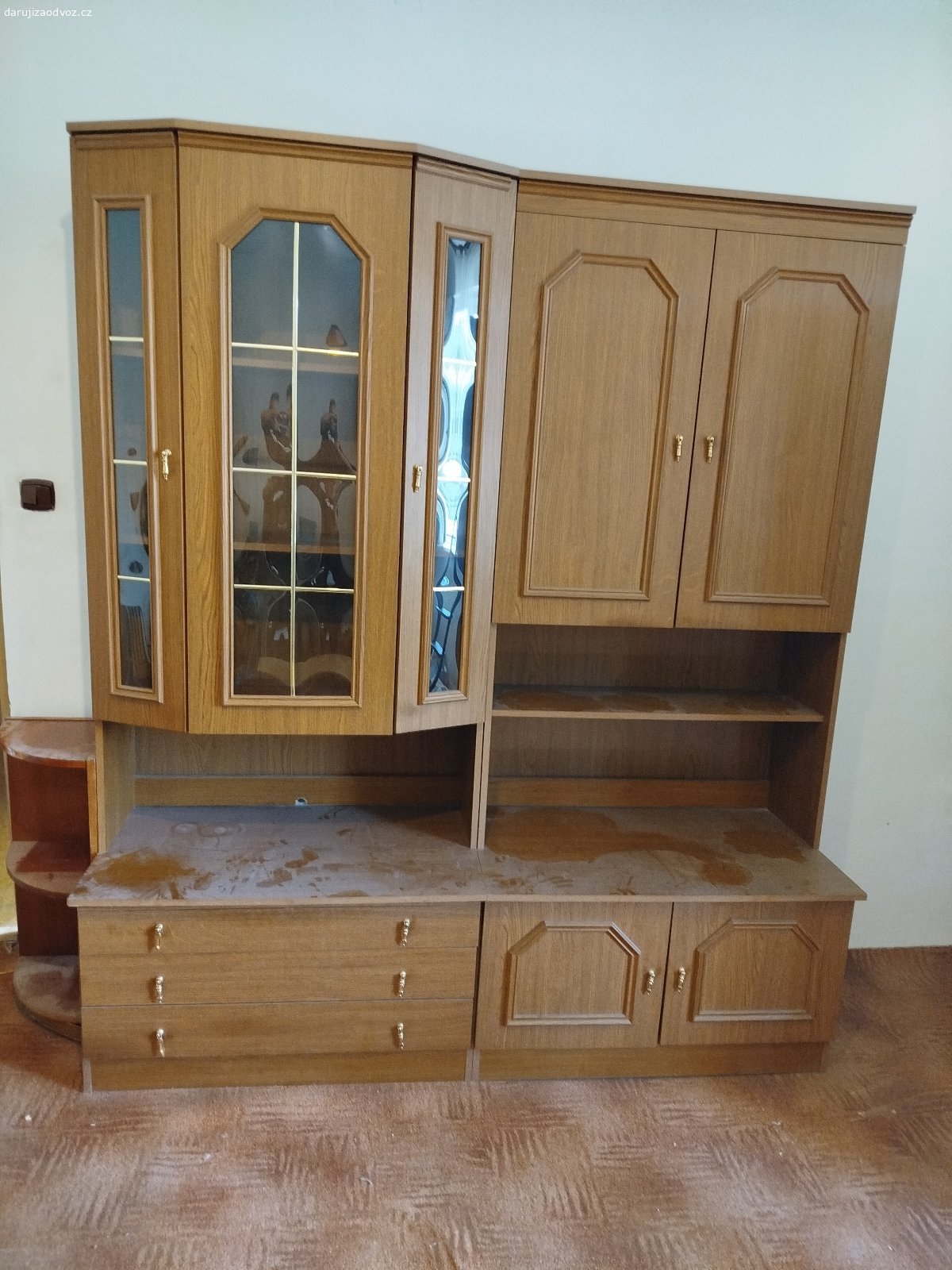 Obývací stěna. Daruji za odvoz starší obývací stěnu