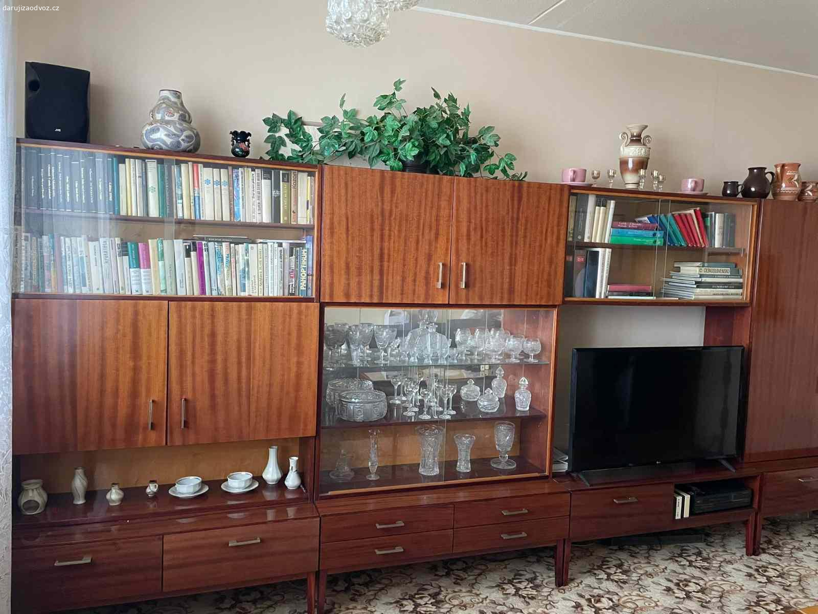 Obyváková stěna. Daruji obyvákovou retro stěnu v barvě mahagon, lakovaná. Výrobce Jitona, stáří 50 let. Stále v dobrém stavu. Šířka 440 cm. Pozůstalost.
Nachází se ve Znojmě.