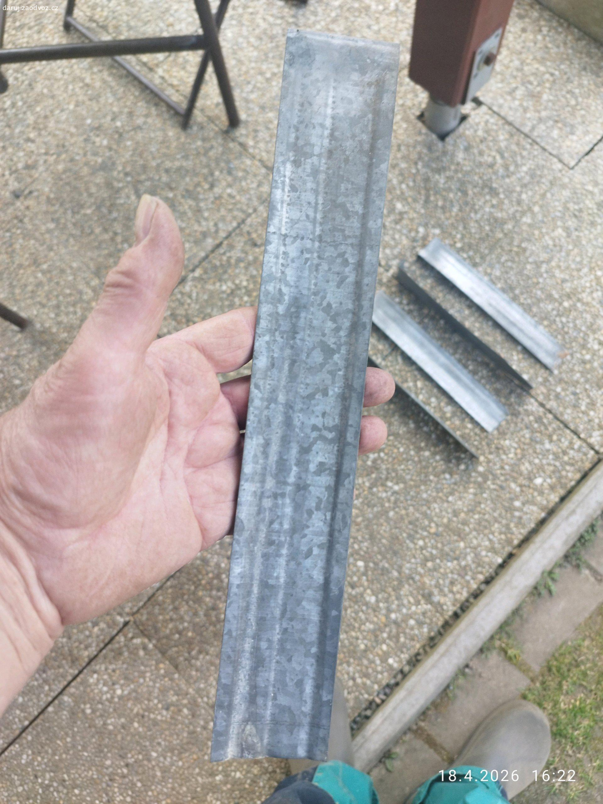 ocelové pozinkované a dřevěné špánky. Daruji za odvoz vetsi množství plechových pozinkovaných a dřevěných špánků na opravy střech.