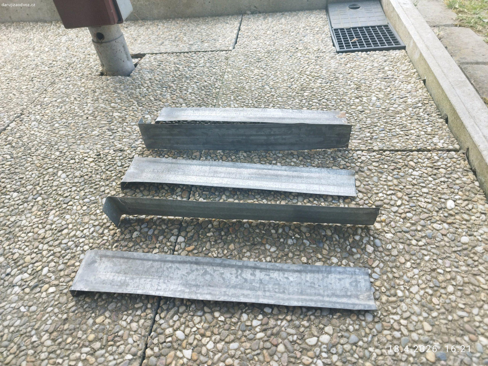 ocelové pozinkované a dřevěné špánky. Daruji za odvoz vetsi množství plechových pozinkovaných a dřevěných špánků na opravy střech.