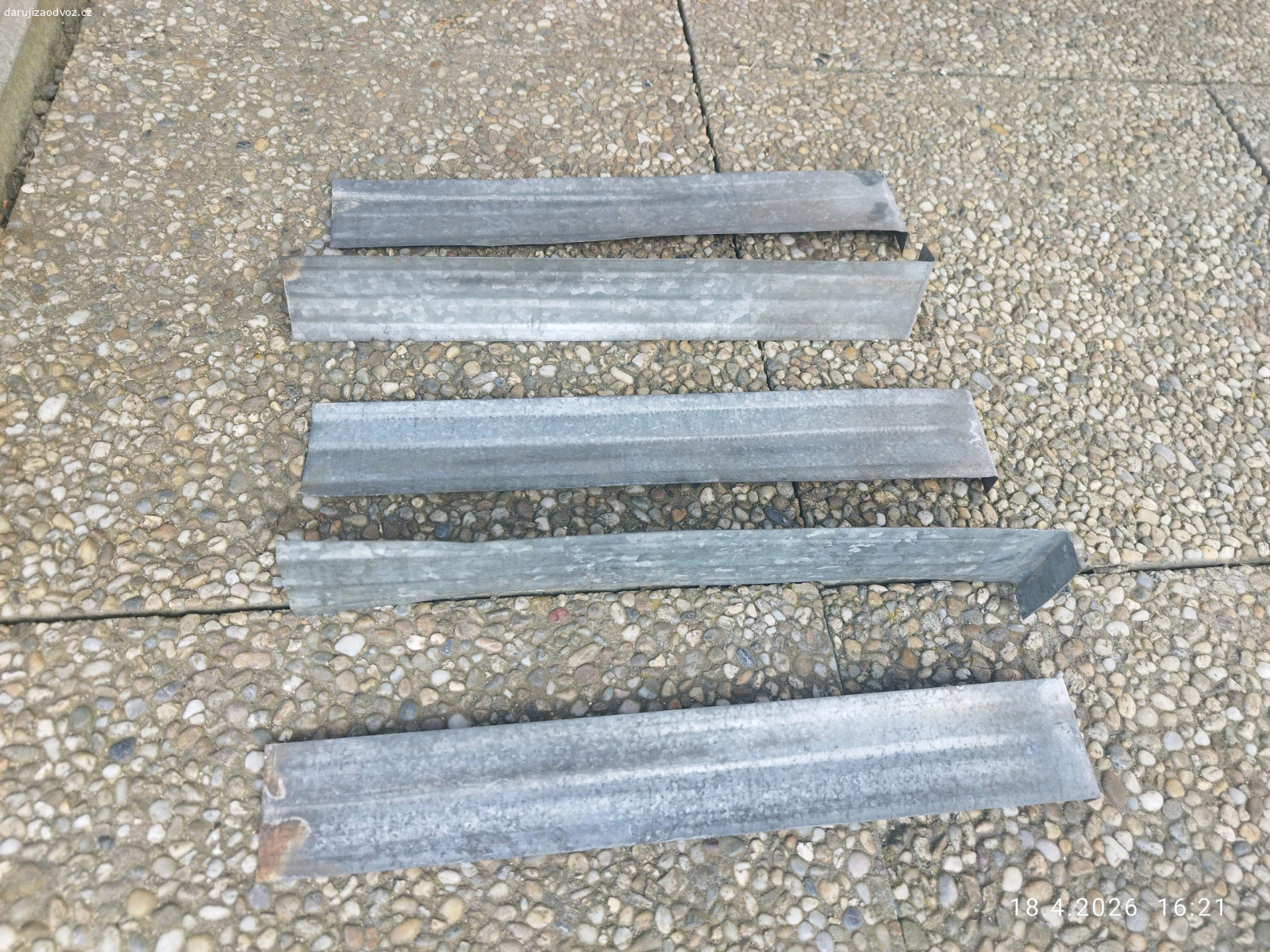 ocelové pozinkované a dřevěné špánky. Daruji za odvoz vetsi množství plechových pozinkovaných a dřevěných špánků na opravy střech.