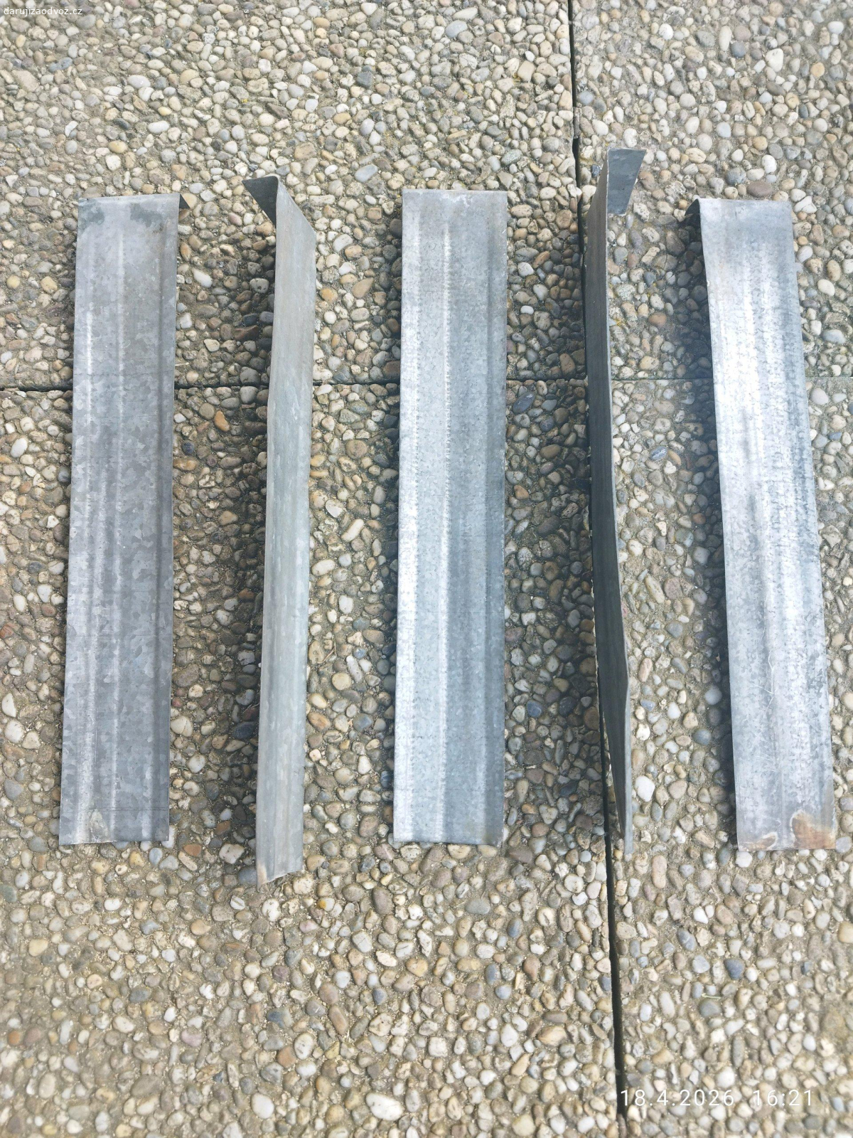 ocelové pozinkované a dřevěné špánky. Daruji za odvoz vetsi množství plechových pozinkovaných a dřevěných špánků na opravy střech.