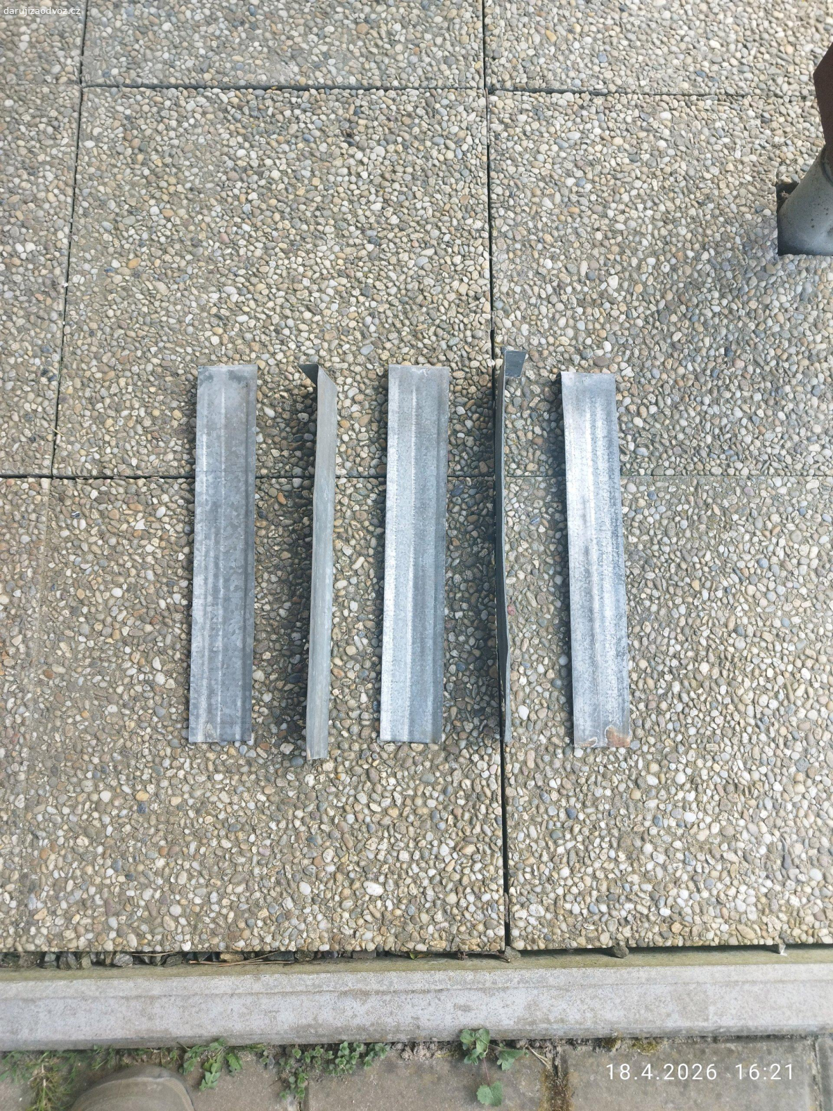 ocelové pozinkované a dřevěné špánky. Daruji za odvoz vetsi množství plechových pozinkovaných a dřevěných špánků na opravy střech.