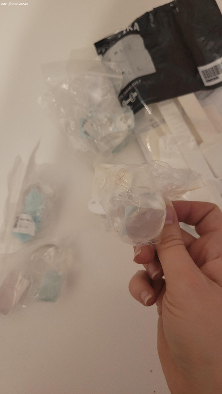 ochrana před dětmi. krytky rohu a pojistky na dvířka