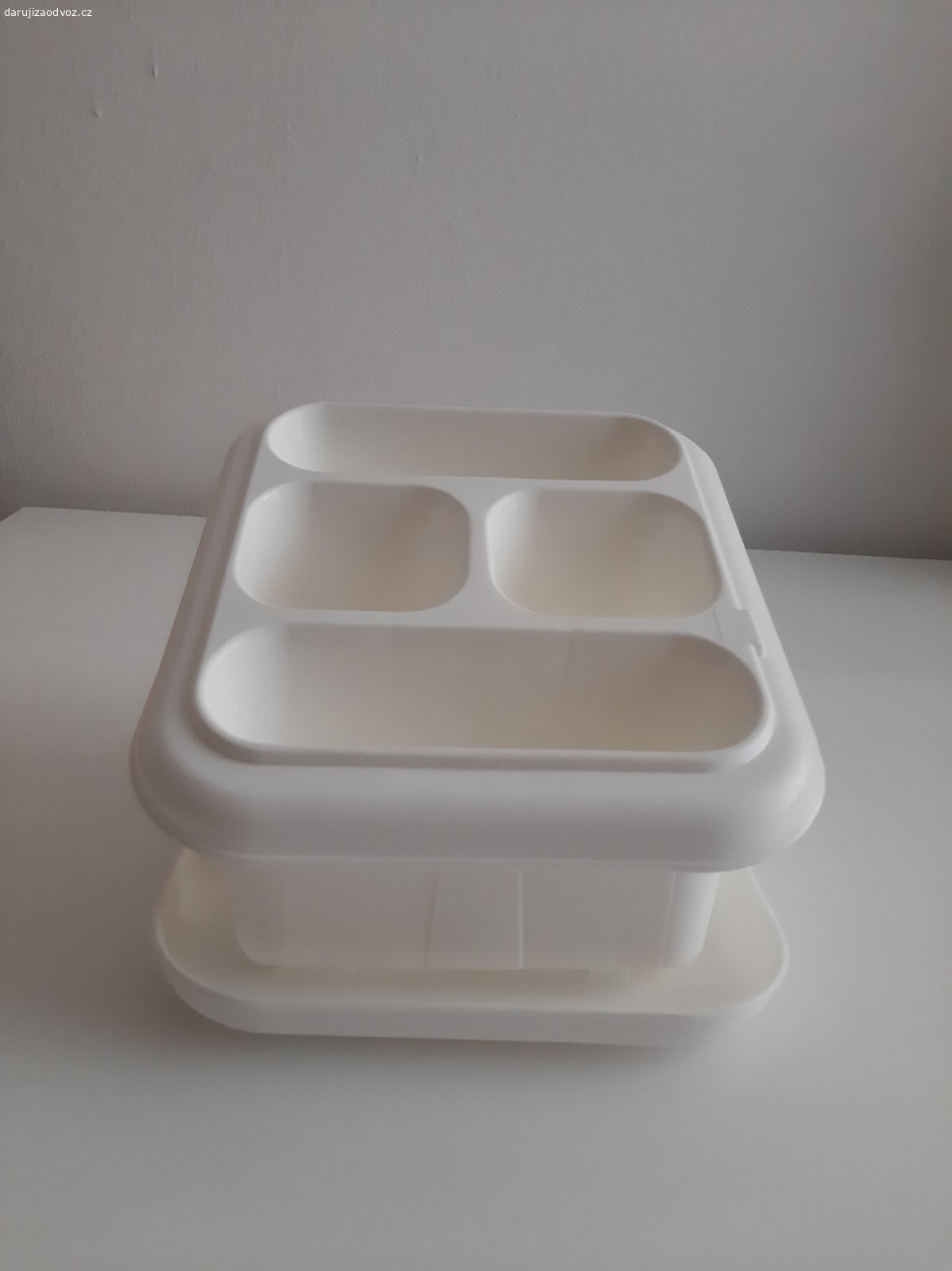 Odkapávač na příbory. Daruji plastový odkapávač na příbory. Šířka podmisky 16,5 cm, hloubka podmisky 17,5 cm, celková výška 13 cm. Málo používaný, výborný stav.
Předání Praha, Karlovo náměstí, vedle supermarketu Albert, mezi 17:00 a 20:00.