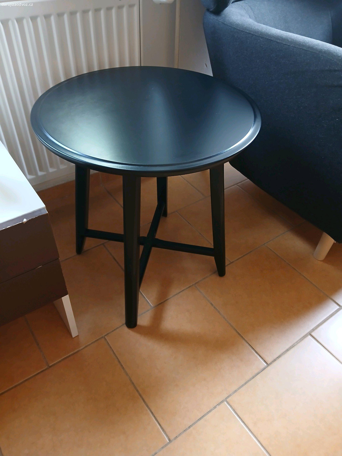Odkládací stolek Ikea. Osobní odběr v Brně-Bystrci.