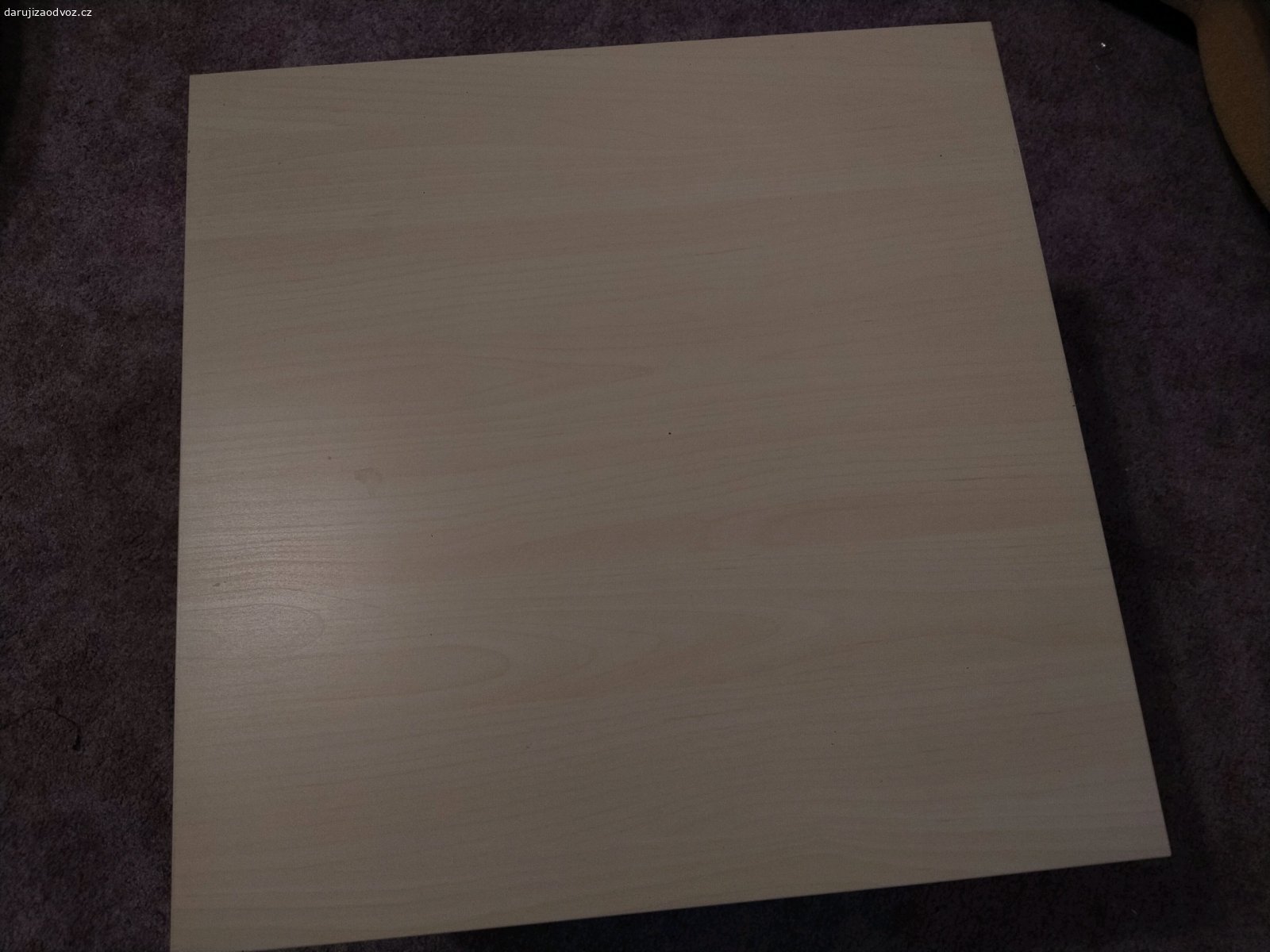 odkládací stolek Ikea. velikost 55x55x45, v pěkném stavu, nedostatky z běžného opotřebení vyfoceny