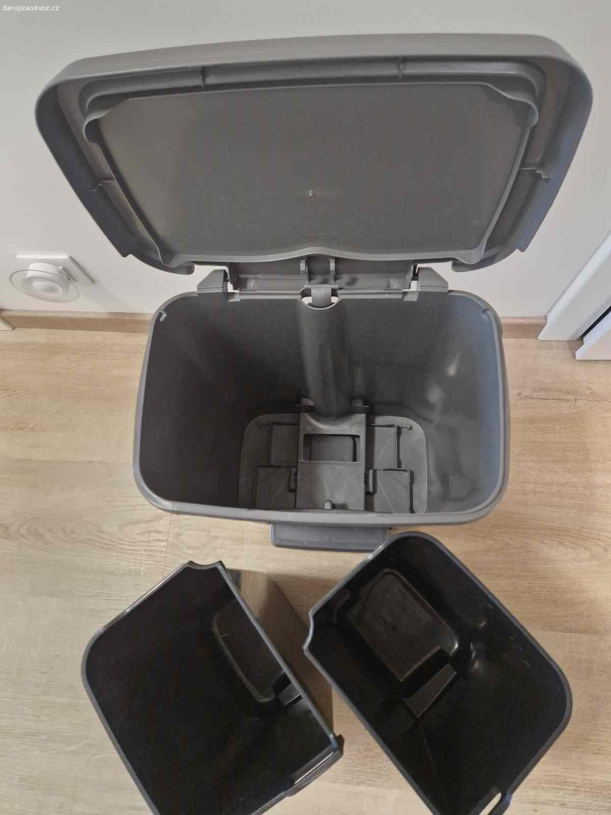 Odpadkový koš Ikea 2x12l. poškozený pedál (prasklý), funguje s menším omezením. Víko lze případně otevírat i manuálně, nebo lze alespoň využít vnitřní nádoby.

https://www.ikea.com/cz/cs/p/knoeckla-odpadkovy-kos-s-pedalkem-tmave-seda-90514095/#content