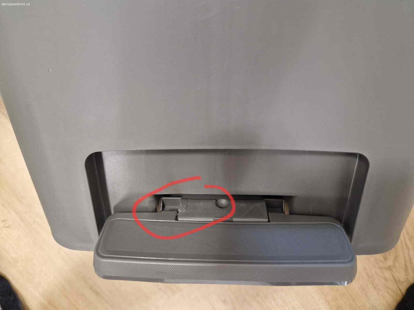 Odpadkový koš Ikea 2x12l. poškozený pedál (prasklý), funguje s menším omezením. Víko lze případně otevírat i manuálně, nebo lze alespoň využít vnitřní nádoby.

https://www.ikea.com/cz/cs/p/knoeckla-odpadkovy-kos-s-pedalkem-tmave-seda-90514095/#content