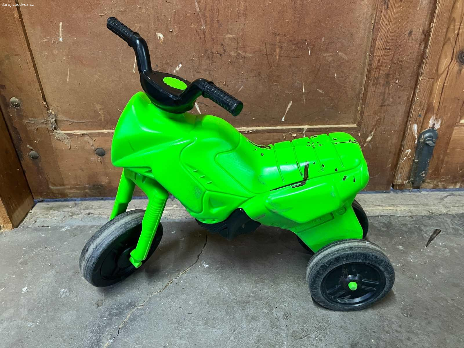 Odrážedlo. Je od barvy, samolepky už nemá, ale pořád se na ní dá skvěle lítat. Necháme za odvoz nebo něco dobrého pro prcky.
Neposílám