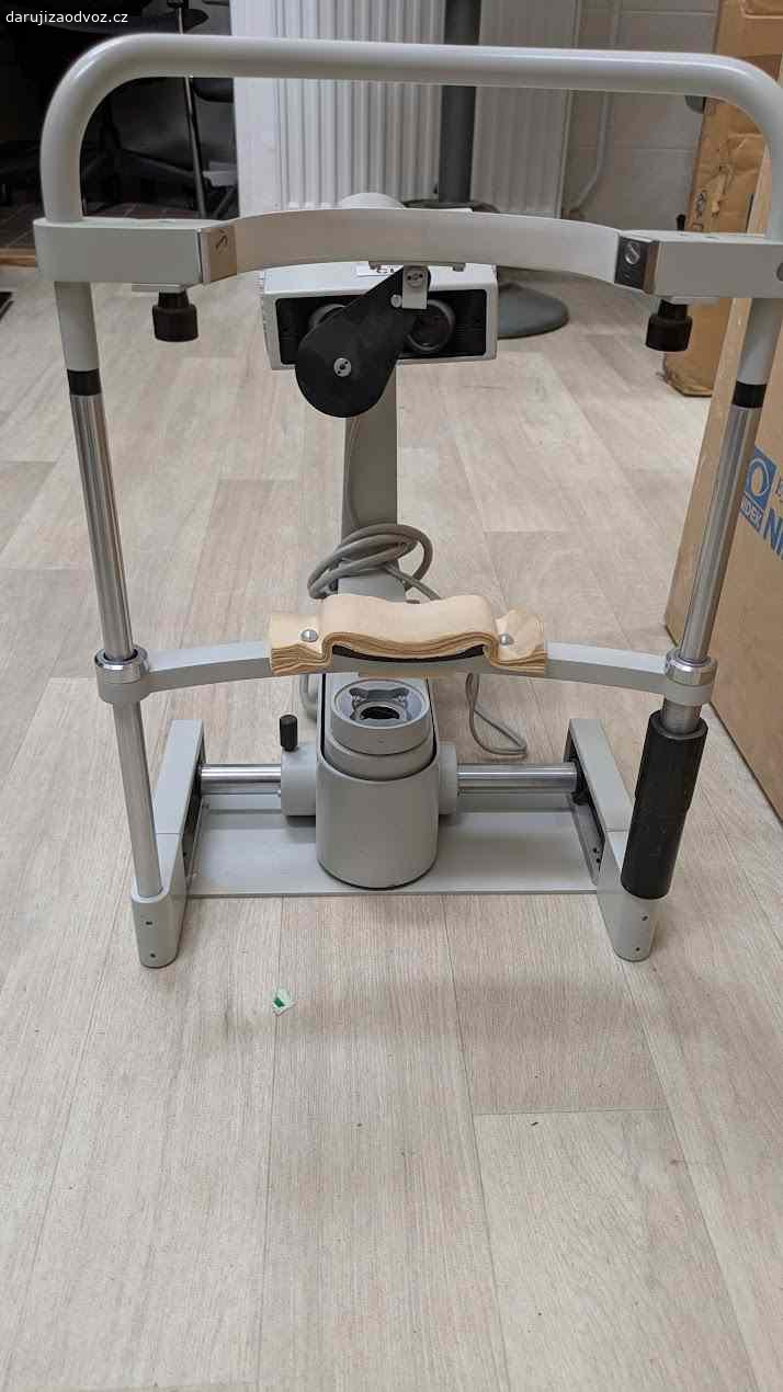 Oftalmologický keratometr. Věnuji manuální oftalmologický keratometr, používaný k měření zakřivení přední plochy rohovky. Přístroj je vhodný zejména pro diagnostiku astigmatismu a při aplikaci kontaktních čoček.
Pacient při měření opře bradu o opěrku a čelo o horní rám, vyšetřující sleduje přes okulár a provádí nastavení pro přesné odečtení křivosti rohovky.

Typ: manuální keratometr

Stav: použitý, plně funkční

Vhodné pro optiky, oční ordinace nebo školní výuku optometrie

? Vyzvednutí:
Hostinského 1533, Praha 13
Pište pouze SMS a rovnou uveďte, kdy se můžete zastavit.