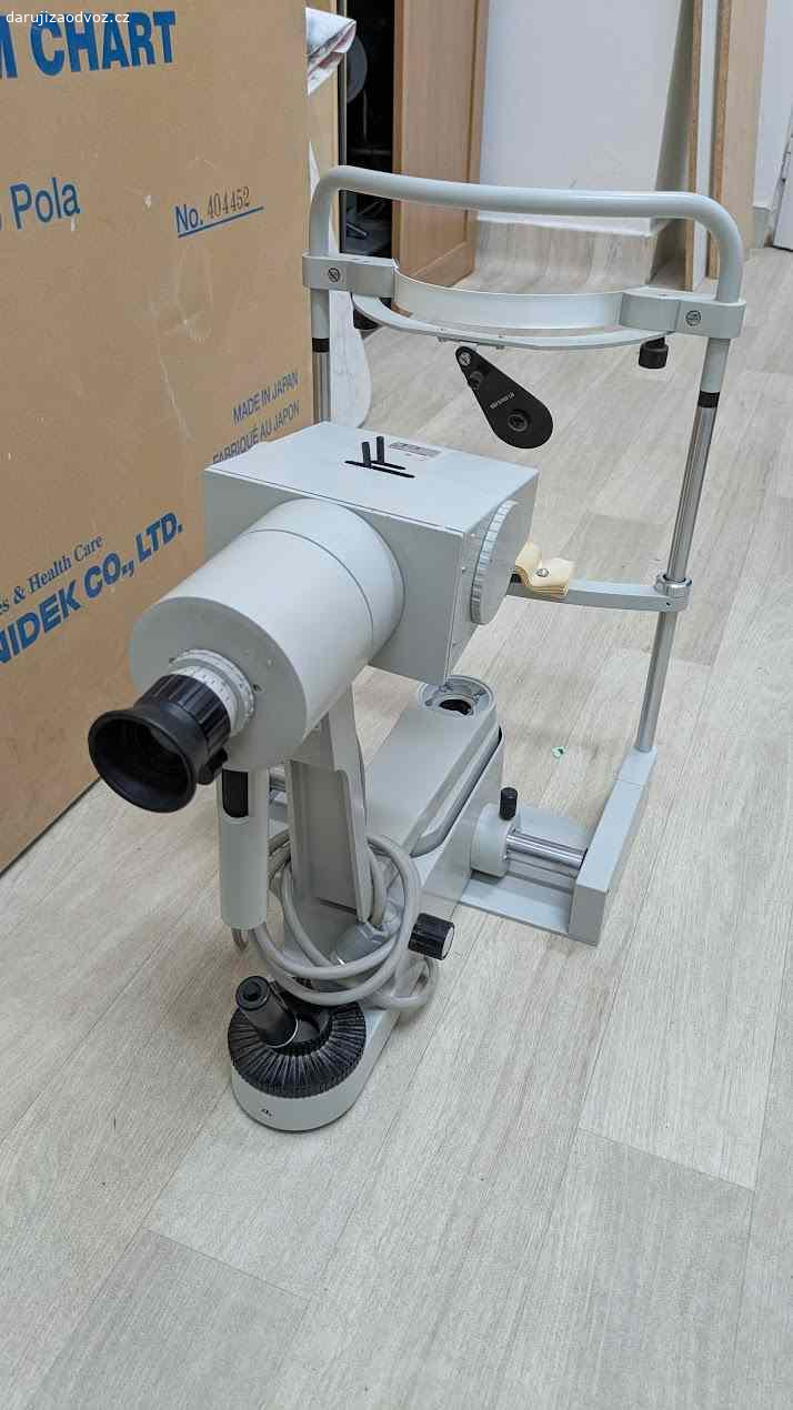 Oftalmologický keratometr. Věnuji manuální oftalmologický keratometr, používaný k měření zakřivení přední plochy rohovky. Přístroj je vhodný zejména pro diagnostiku astigmatismu a při aplikaci kontaktních čoček.
Pacient při měření opře bradu o opěrku a čelo o horní rám, vyšetřující sleduje přes okulár a provádí nastavení pro přesné odečtení křivosti rohovky.

Typ: manuální keratometr

Stav: použitý, plně funkční

Vhodné pro optiky, oční ordinace nebo školní výuku optometrie

? Vyzvednutí:
Hostinského 1533, Praha 13
Pište pouze SMS a rovnou uveďte, kdy se můžete zastavit.