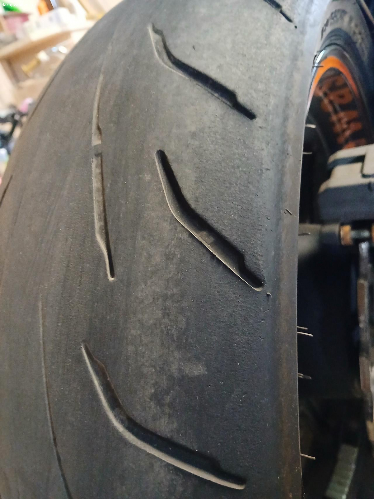 Ojeté pneu DUNLOP 180/55+120/70. Nabízím ojeté pneu 180/55/17 + 120/70/17 DUNLOP QUALIFIER CORE s DOT 0722 a 4921. To nejlepší už mají za sebou,  ale možná by někdo využil na 