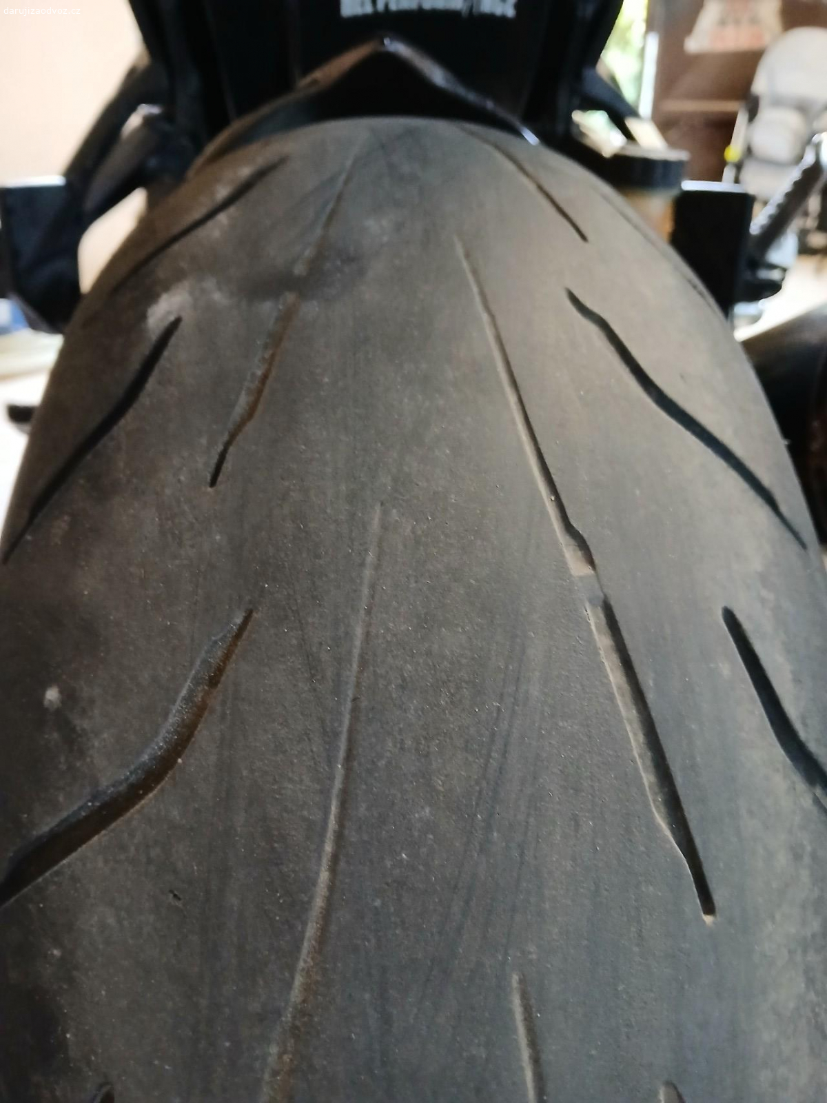 Ojeté pneu DUNLOP 180/55+120/70. Nabízím ojeté pneu 180/55/17 + 120/70/17 DUNLOP QUALIFIER CORE s DOT 0722 a 4921. To nejlepší už mají za sebou,  ale možná by někdo využil na 