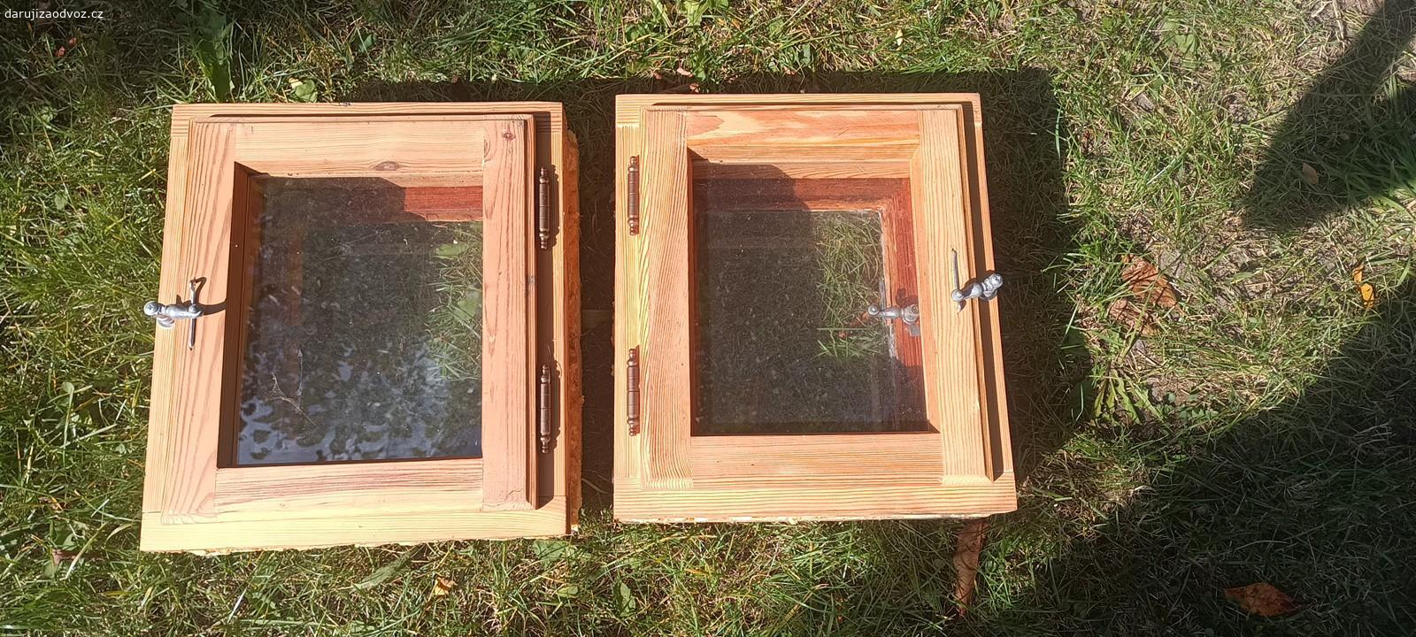 Okna dvojitá malá. použitá dvojitá okna, jedno ok, druhé ne