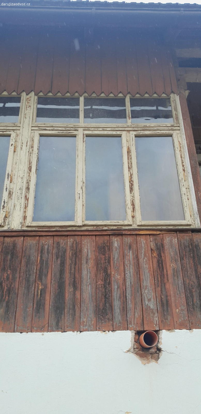 Okna špaletová a jednoduchá. Daruji stará špaletová a jednoduchá okna z rekonstruovaného domu. 
Špaletové okno - zděná špaleta - dvoukřídlé 122,5 x 151 cm... 2 ks, 121 x 150 cm... 1ks, 
Špaletové okno - dřevěná špaleta - tříkřídle 182 x 140... 2 ks, 
Špaletové okno - zděná špaleta - venkovní křídla otevírané ven - dvoukřídle 84,5 x 98 cm... 1 ks, 
Jednoduché okno - tříkřídlé 124 x 107 cm... 1ks, 
Jednoduché okno - křídla otevírané ven - tříkřídlé 160 x 117 cm... 2 ks, 
Světlík - pevný 160 x 54,5 cm... 2 ks 
Rozměry jsou udávané šířka x výška. U špaletových oken je uveden rozměr vnitřního rámu. U dvou oken je rozbité sklo a u některých nefunkční rozvora. Nutné opravy. Rám i křídla v dobrém stavu, nerozkližená. Okna daruji za pomoc při demontáži nebo odvoz - dohoda.
