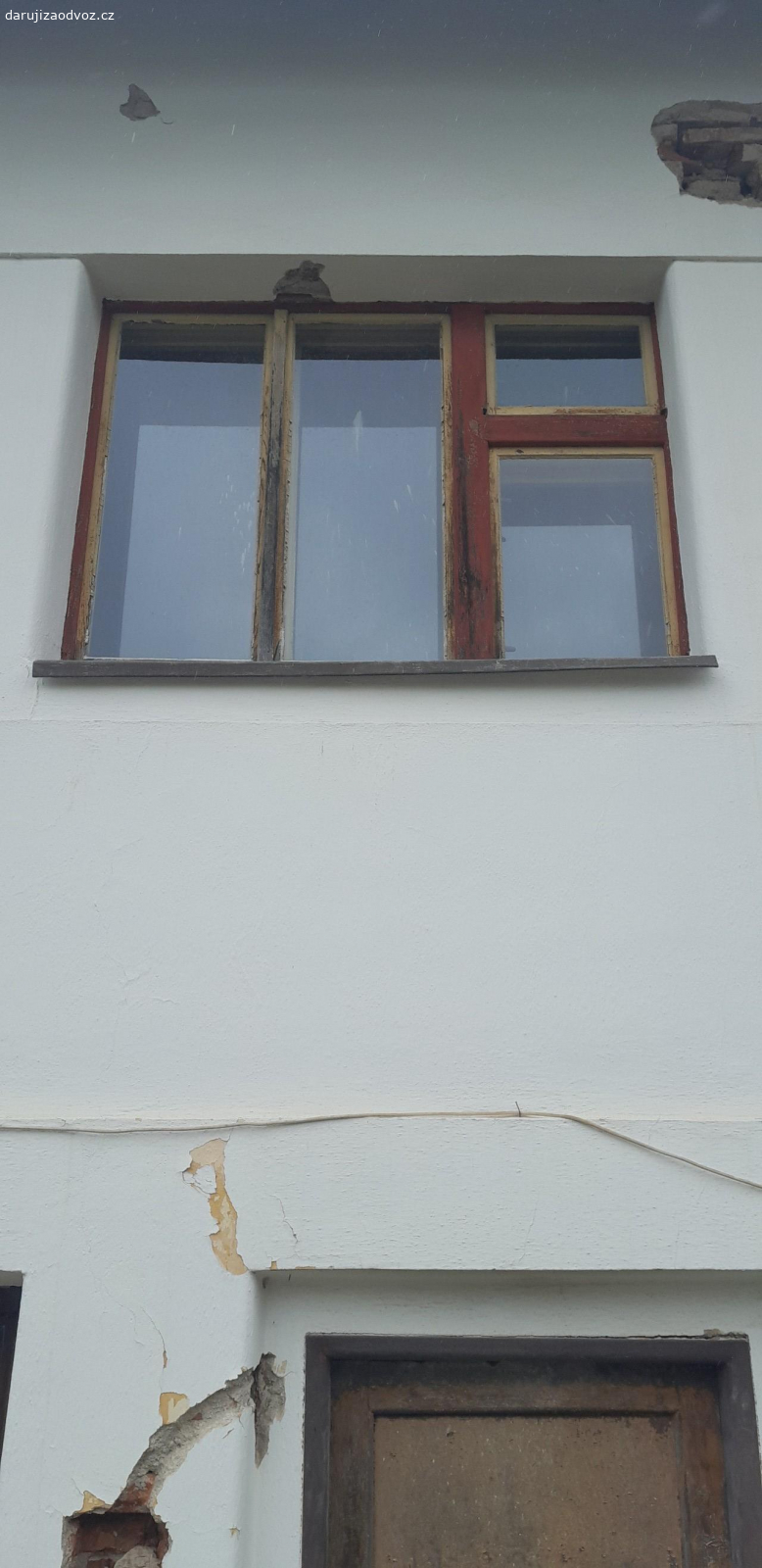 Okna špaletová a jednoduchá. Daruji stará špaletová a jednoduchá okna z rekonstruovaného domu. 
Špaletové okno - zděná špaleta - dvoukřídlé 122,5 x 151 cm... 2 ks, 121 x 150 cm... 1ks, 
Špaletové okno - dřevěná špaleta - tříkřídle 182 x 140... 2 ks, 
Špaletové okno - zděná špaleta - venkovní křídla otevírané ven - dvoukřídle 84,5 x 98 cm... 1 ks, 
Jednoduché okno - tříkřídlé 124 x 107 cm... 1ks, 
Jednoduché okno - křídla otevírané ven - tříkřídlé 160 x 117 cm... 2 ks, 
Světlík - pevný 160 x 54,5 cm... 2 ks 
Rozměry jsou udávané šířka x výška. U špaletových oken je uveden rozměr vnitřního rámu. U dvou oken je rozbité sklo a u některých nefunkční rozvora. Nutné opravy. Rám i křídla v dobrém stavu, nerozkližená. Okna daruji za pomoc při demontáži nebo odvoz - dohoda.