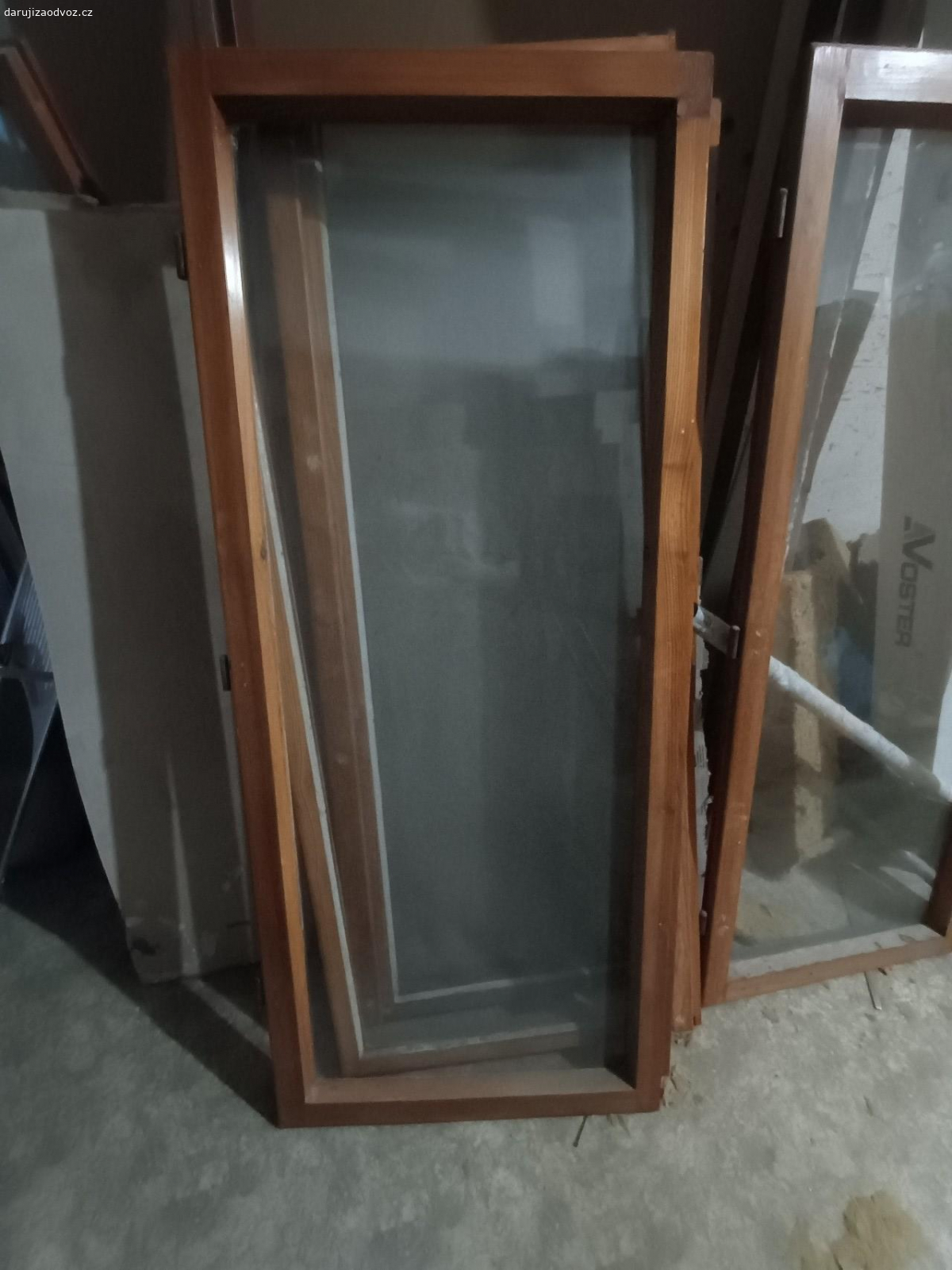 Okna. Daruji zachovalá okna za odvoz třeba na skleník nebo tak, 30+ kusů