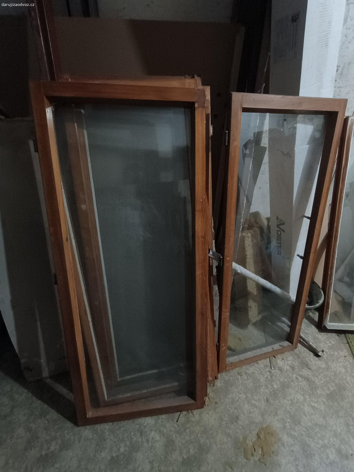 Okna. Daruji zachovalá okna za odvoz třeba na skleník nebo tak, 30+ kusů
