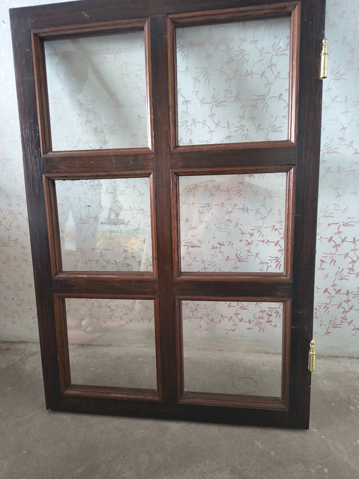 Okno. Okno rozměrů 95 cm výška, 65 cm šířka. Sloužilo jen jak okno v bytě mezi pokoji, nebylo nikdy venku. Natřené tmavě hnědou. Jednosklo. Věnuji za odvoz kousek od Nového Města nad Metují. Preferují rychlou domluvu a rychlé vyzvednutí.