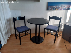 okrouhlý stolek a židle pěkný, zachovalý