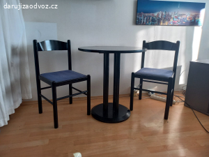 okrouhlý stolek a židle pěkný, zachovalý