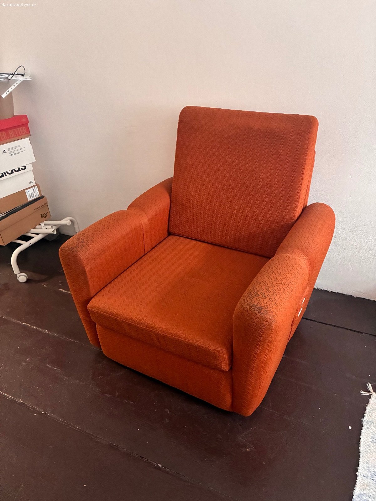 Oranžové křeslo vintage. daruji oranžové vintage křeslo
rozměry:
- šířka 67cm
- hloubka 80 cm
- výška opěradla 80 cm
- výška bočnic 50 cm