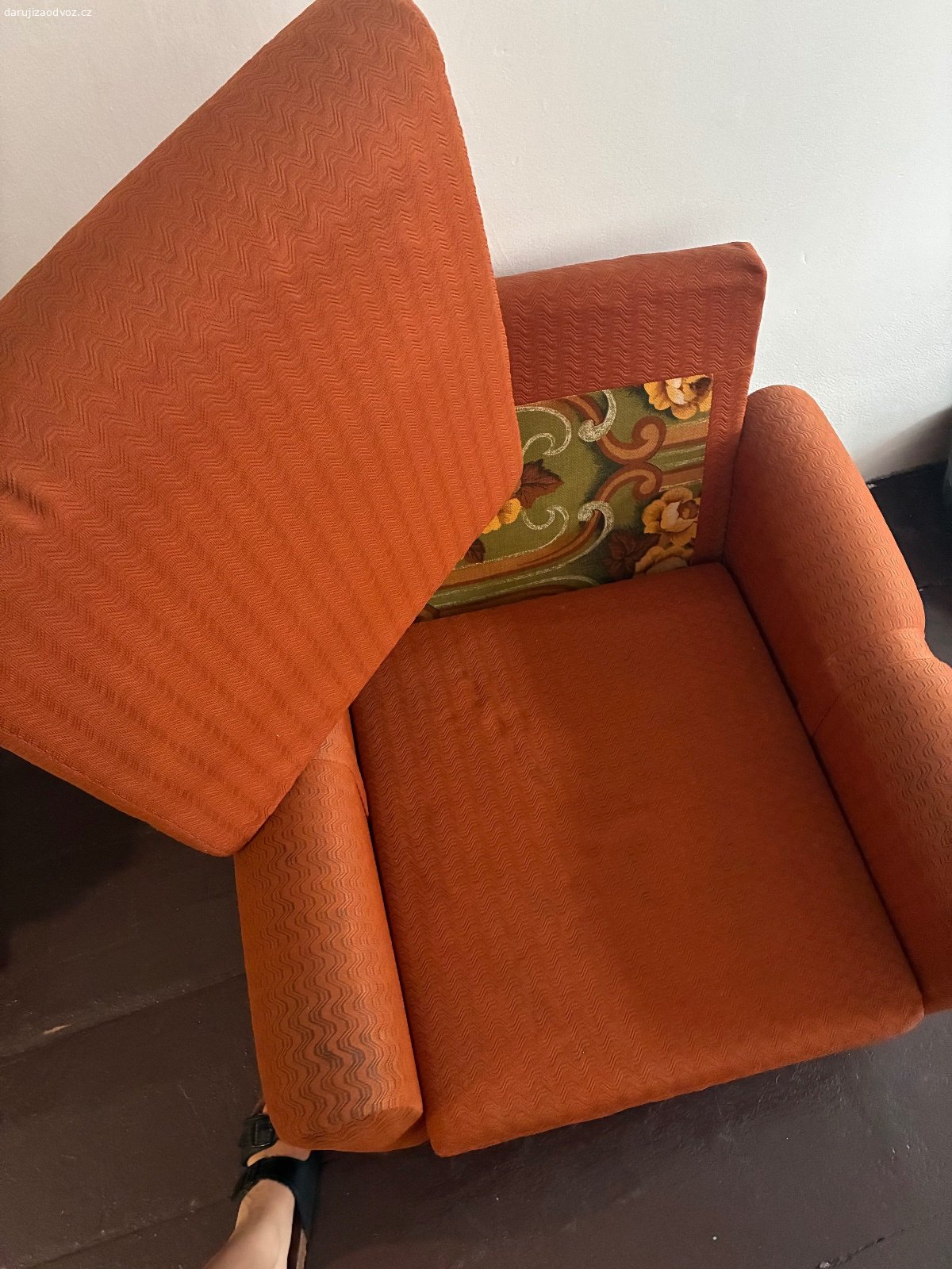 Oranžové křeslo vintage. daruji oranžové vintage křeslo
rozměry:
- šířka 67cm
- hloubka 80 cm
- výška opěradla 80 cm
- výška bočnic 50 cm