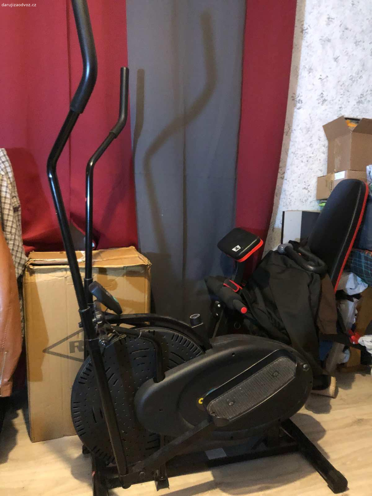 Orbitrek. Nefunkční display, jinak vše funkční.