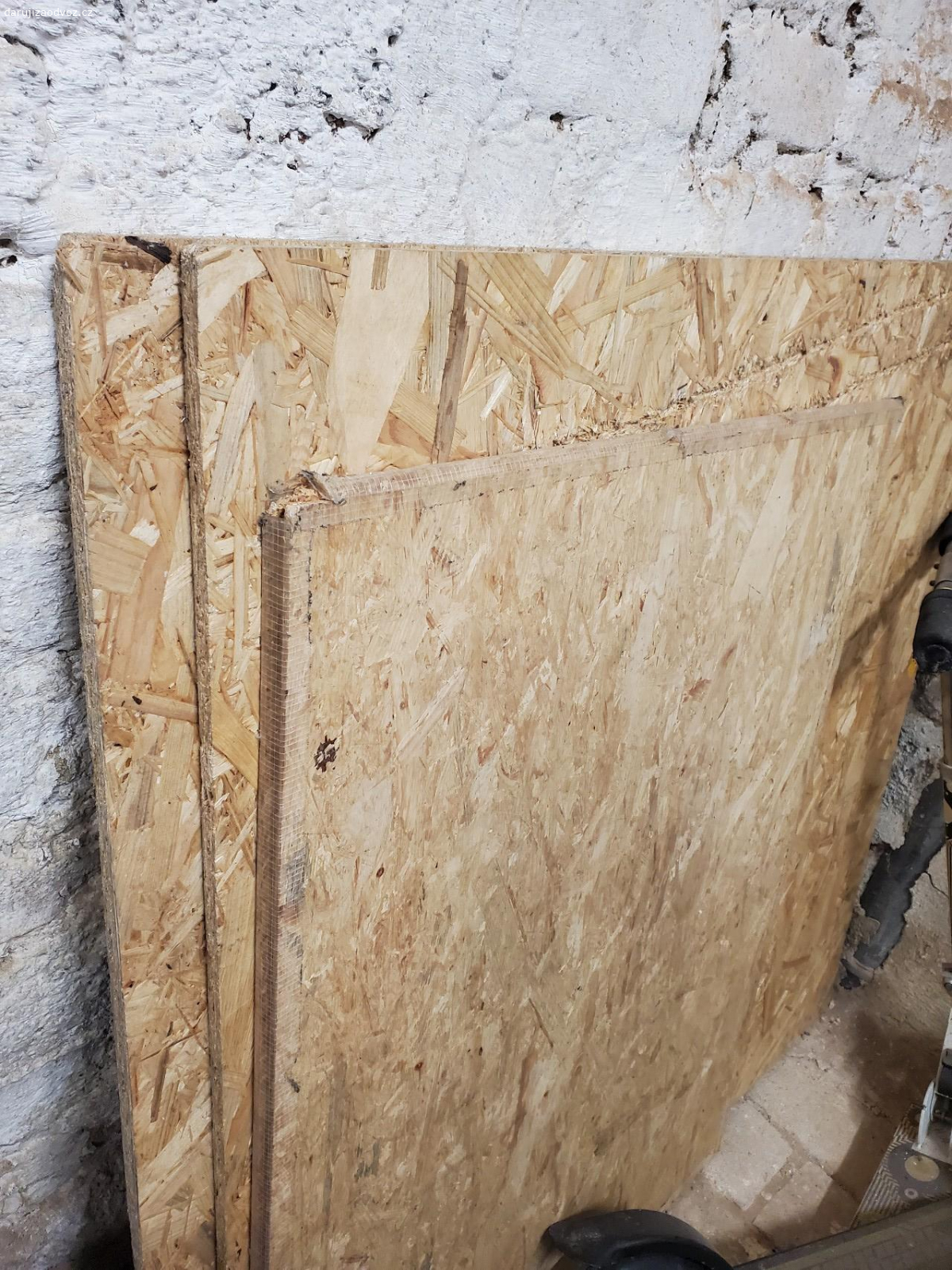 OSB desky. Daruji 3 OSB desky, 2 kusy 100x100x1cm, 1 kus 68x91x1cm. Odvoz z Prahy-Nusli víkend nebo večery. Komunikace přes sms na tel.