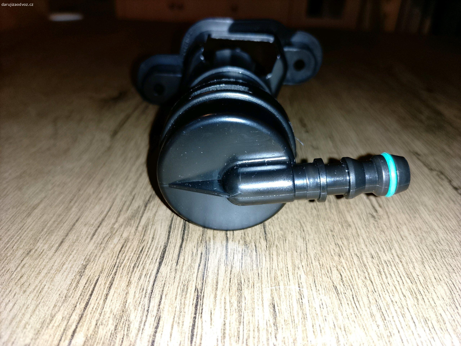 Ostřikovač světla Audi. Nepoužitý, kupoval jsem na pravé světlo Audi A4 2005, ale nesedělo na S-Line. Můžu i poslat.