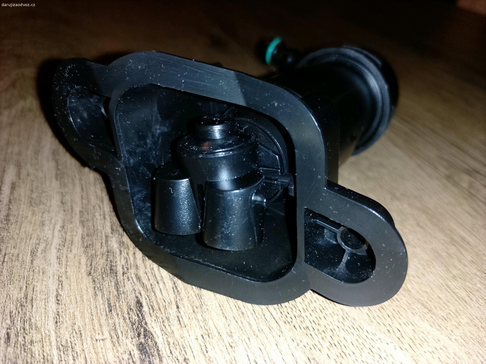 Ostřikovač světla Audi. Nepoužitý, kupoval jsem na pravé světlo Audi A4 2005, ale nesedělo na S-Line. Můžu i poslat.