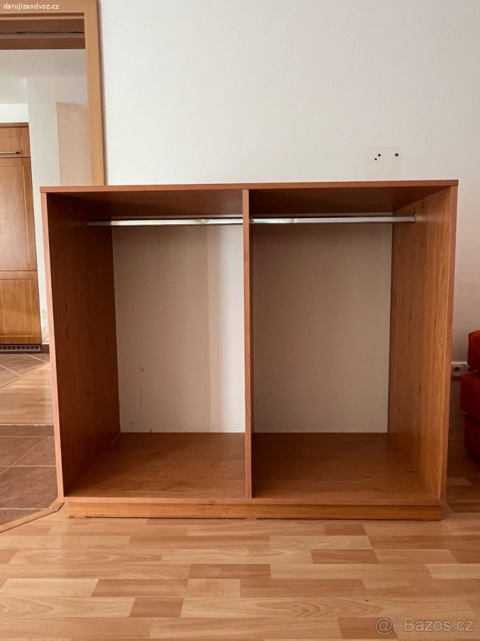 Otevřená skříň 125 x 58 x 107 cm