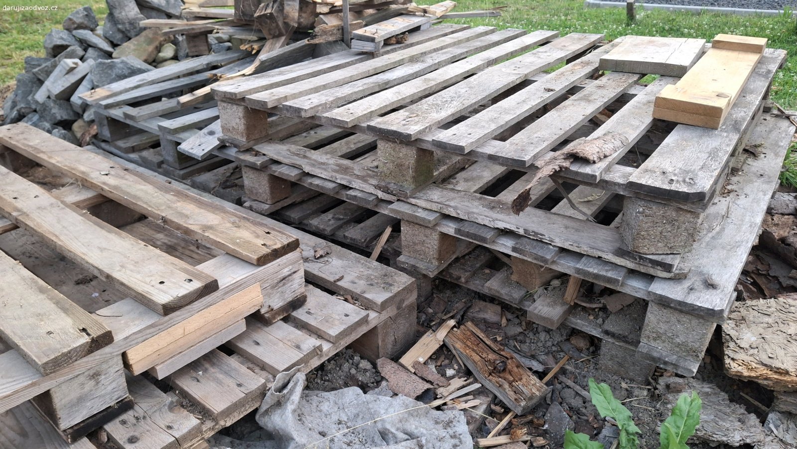 Palety za odvoz. Přenechám 7ks dřevěných palet v různé kondici + přidám špalek na štípání průměr 50 a výška cca 100cm.