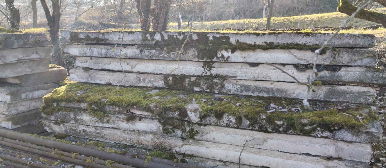 Panely do základů nebo na cestu. Daruji panely vhodné jako do základů nebo na vydláždění cesty, stání na auto a pod.