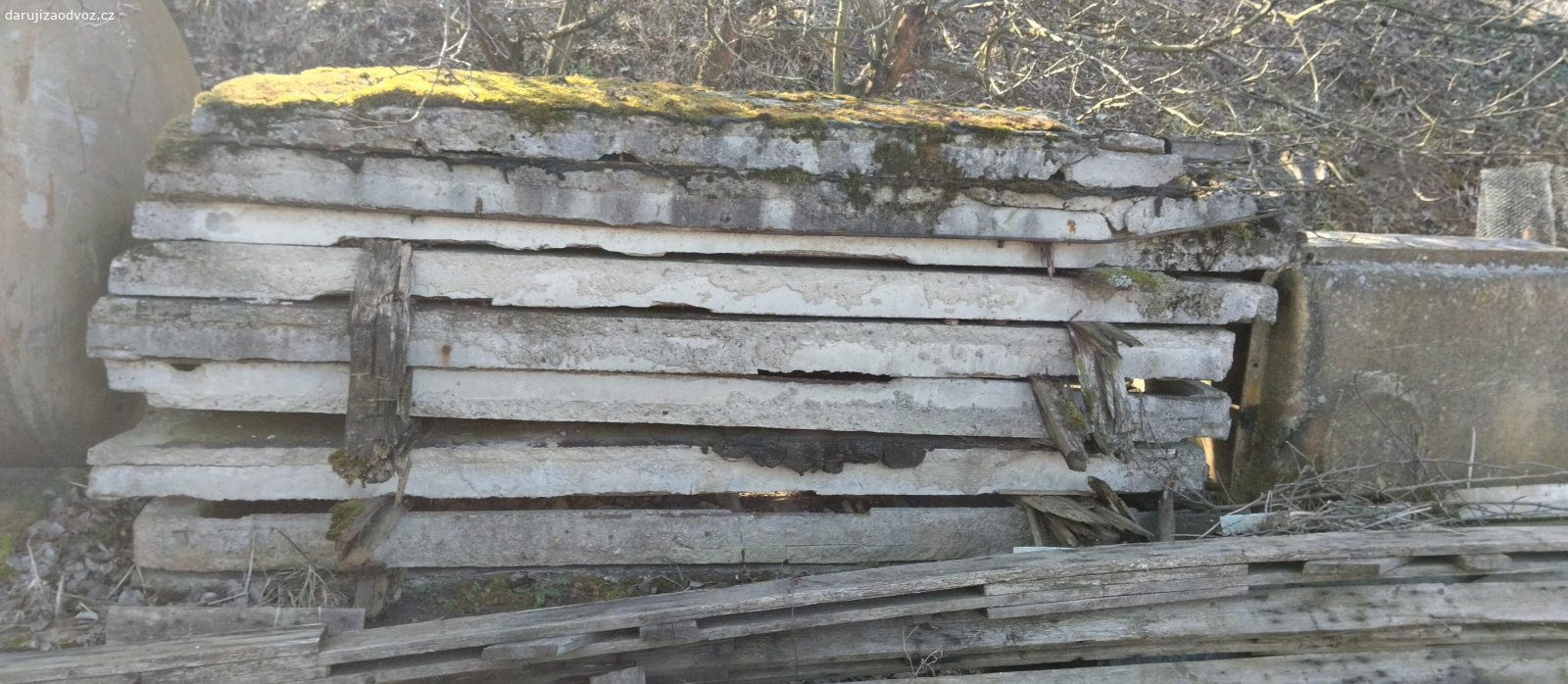 Panely do základů nebo na cestu. Daruji panely vhodné jako do základů nebo na vydláždění cesty, stání na auto a pod.