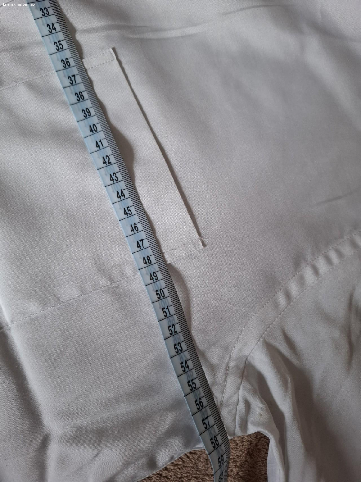 Pánská košile.. Daruji bílou pánskou košili.
Velikost odhaduji L/XL,míry nafoceny,někde flíček, žmolík.
Košile vhodná už spíše třeba na maškarní,...
Osobní převzetí v Ostrém Kameni.