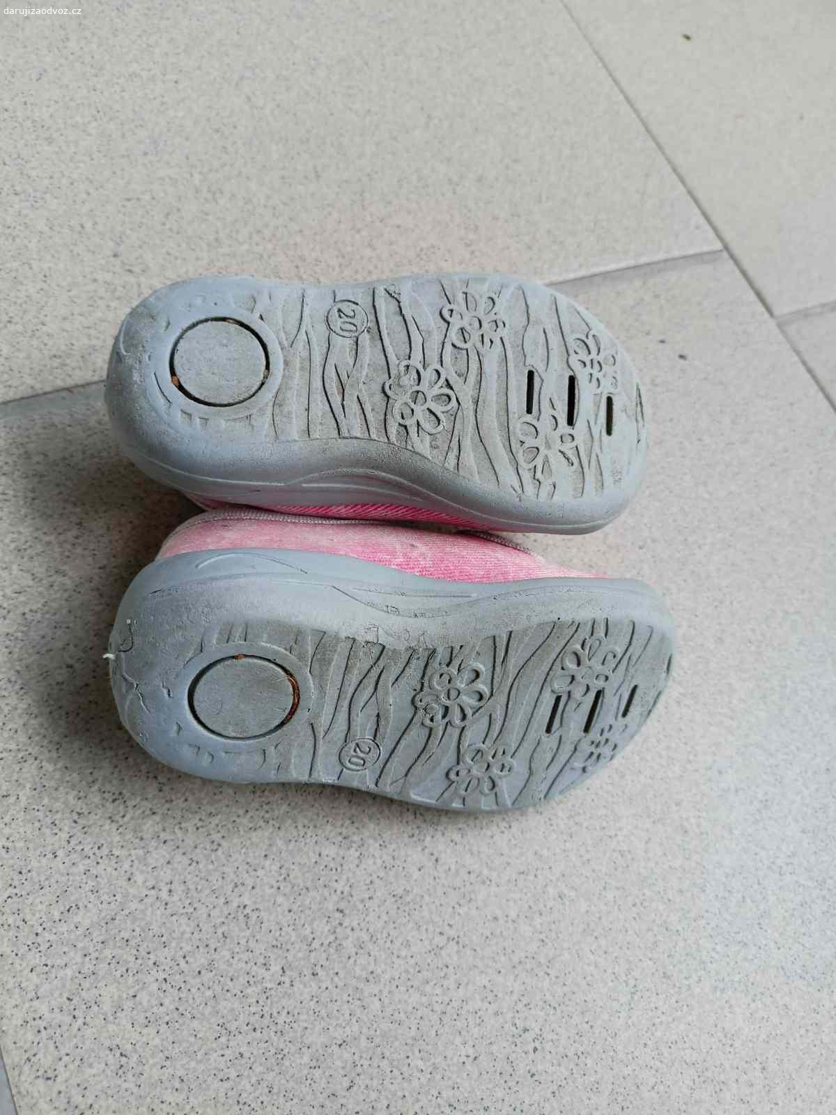 Papučky/sandálky značky 3F, vel. 20. Papučky/sandálky Zn. 3F vel. 20
- délka stélky 12,5cm, šířka 5cm
- nošené venku
- koupené v dubnu 2025