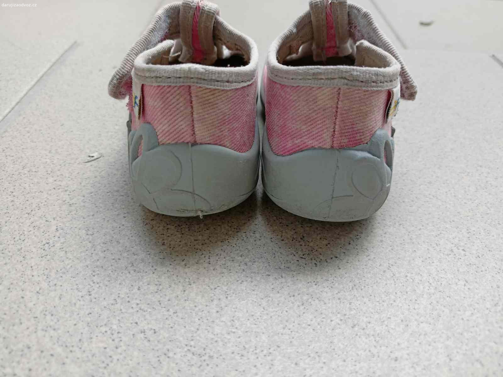 Papučky/sandálky značky 3F, vel. 20. Papučky/sandálky Zn. 3F vel. 20
- délka stélky 12,5cm, šířka 5cm
- nošené venku
- koupené v dubnu 2025