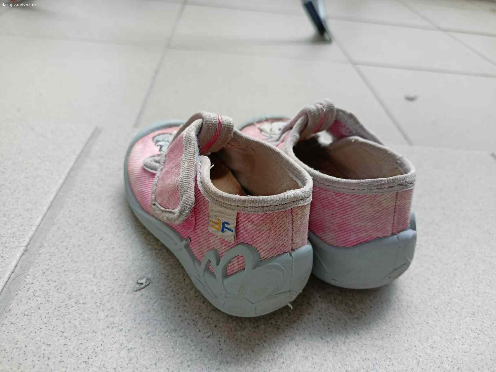 Papučky/sandálky značky 3F, vel. 20. Papučky/sandálky Zn. 3F vel. 20
- délka stélky 12,5cm, šířka 5cm
- nošené venku
- koupené v dubnu 2025